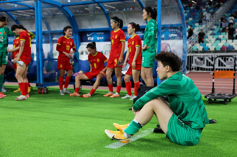 现场｜中国女足大部分球员都哭了 迅速离场却逃避不了现实-第1张图片-平心在线