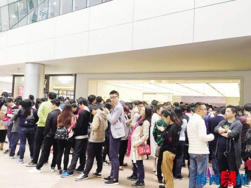 中国苹果排队抢购的新闻苹果公司辫子客服事件引舆论热议-第2张图片-平心在线